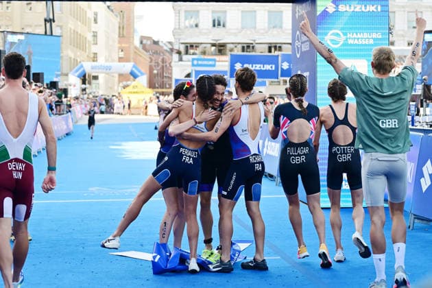 12.07.2026, GER, Triathlon, Hamburg Wasser World Triathlon, Elite Mixed Relay,Hamburg Siegerteam Leonie Periault (FRA), Tom Richard (FRA), Emma Lombardi (FRA) und Dorian Coninx (FRA) Letzter Dorian Coninx laeuft als lezter der Staffel durch das Ziel und jubelt mit der Mannschaft *** July 12, 2026, GER, Triathlon, Hamburg Wasser World Triathlon, Elite Mixed Relay, Hamburg Winning team: Leonie Periault (FRA), Tom Richard (FRA), Emma Lombardi (FRA), and Dorian Coninx (FRA). Dorian Coninx, the final leg runner, crosses the finish line and celebrates with the team. nordphotoxGmbH xWitke nph00002