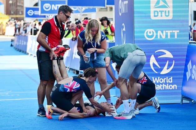 12.07.2026, GER, Triathlon, Hamburg Wasser World Triathlon, Elite Mixed Relay,Hamburg Zieleinlauf das Team der Drittplatzierten Beth Potter (GBR), Max Stapley (GBR) und Jess Fullagar (GBR) empfängt Oliver Conway (GBR), der nach dem Ziel zusammenbricht *** July 12, 2026, GER, Triathlon, Hamburg Wasser World Triathlon, Elite Mixed Relay, Hamburg Finish Line: The third-place team—Beth Potter (GBR), Max Stapley (GBR), and Jess Fullagar (GBR)—is greeted by Oliver Conway (GBR), who collapses after crossing the finish line nordphotoxGmbH xWitke nph00002