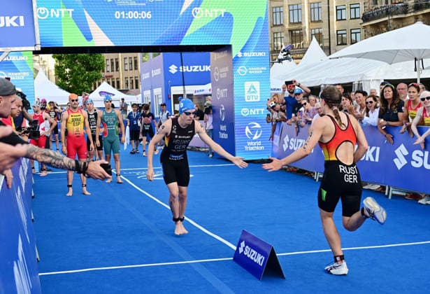 12.07.2026, GER, Triathlon, Hamburg Wasser World Triathlon, Elite Mixed Relay,Hamburg Team Deutschland Franka Rust (GER) übergibt in der Staffel an Tim Hellwig (GER) *** July 12, 2026, GER, Triathlon, Hamburg Wasser World Triathlon, Elite Mixed Relay, Hamburg Team Germany: Franka Rust (GER) hands off to Tim Hellwig (GER) in the relay nordphotoxGmbH xWitke nph00002