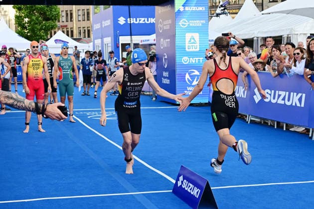 12.07.2026, GER, Triathlon, Hamburg Wasser World Triathlon, Elite Mixed Relay,Hamburg Team Deutschland Franka Rust (GER) übergibt in der Staffel an Tim Hellwig (GER) *** July 12, 2026, GER, Triathlon, Hamburg Wasser World Triathlon, Elite Mixed Relay, Hamburg Team Germany: Franka Rust (GER) hands off to Tim Hellwig (GER) in the relay nordphotoxGmbH xWitke nph00002