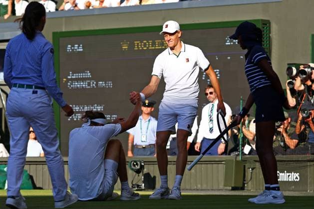 Sport Bilder des Tages Alexander Zverev is helped to his feet by Jannik Sinner after slipping during the Men s Singles final Wimbledon Tennis Championships, Day 14, The All England Lawn Tennis and Croquet Club, London, UK - 12 Jul 2026London The All England Lawn Tennis and United Kingdom  Copyright: xJamesxMarsh Shutterstockx 16981035gp