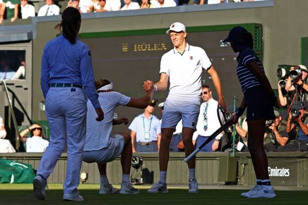 Alexander Zverev is helped to his feet by Jannik Sinner after slipping during the Men s Singles final Wimbledon Tennis Championships, Day 14, The All England Lawn Tennis and Croquet Club, London, UK - 12 Jul 2026London The All England Lawn Tennis and United Kingdom  Copyright: xJamesxMarsh Shutterstockx 16981035gq