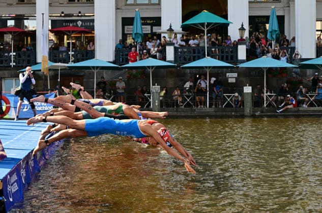 12.07.2026, GER, Triathlon, Hamburg Wasser World Triathlon, Elite Mixed Relay,Hamburg das Feld der ersten Staffel beim Start in die Innenalster *** July 12, 2026, GER, Triathlon, Hamburg Wasser World Triathlon, Elite Mixed Relay, Hamburg: The field of the first relay team at the start in the Inner Alster nordphotoxGmbH xWitke nph00002