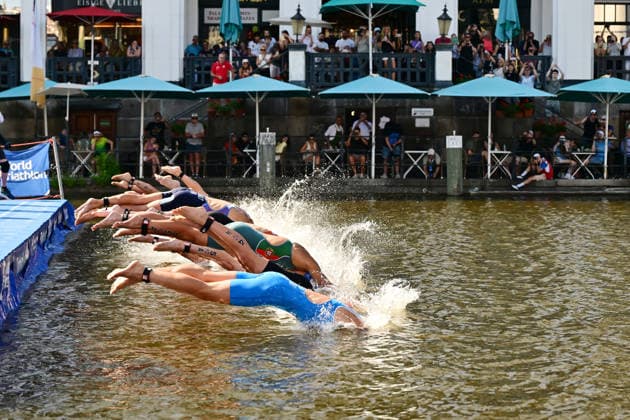 Sport Bilder des Tages 12.07.2026, GER, Triathlon, Hamburg Wasser World Triathlon, Elite Mixed Relay,Hamburg das Feld der ersten Staffel beim Start in die Innenalster *** July 12, 2026, GER, Triathlon, Hamburg Wasser World Triathlon, Elite Mixed Relay, Hamburg: The field of the first relay team at the start in the Inner Alster nordphotoxGmbH xWitke nph00002