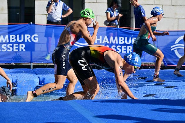 12.07.2026, GER, Triathlon, Hamburg Wasser World Triathlon, Elite Mixed Relay,Hamburg das Feld der ersten Staffel beim Ausstieg aus der Innenalster Lisa Tertsch (GER) beim Ausstieg *** July 12, 2026, GER, Triathlon, Hamburg Wasser World Triathlon, Elite Mixed Relay, Hamburg: The field of the first relay team as they exit the Inner Alster; Lisa Tertsch (GER) as she exits nordphotoxGmbH xWitke nph00002