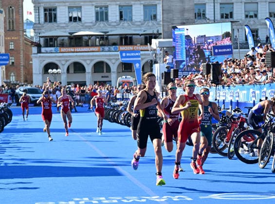 12.07.2026, GER, Triathlon, Hamburg Wasser World Triathlon, Elite Mixed Relay,Hamburg das Feld der ersten Staffel beim Laufen Lisa Tertsch (GER) beim Laufen auf dem Rathausmarkt *** July 12, 2026, GER, Triathlon, Hamburg Wasser World Triathlon, Elite Mixed Relay, Hamburg: The first relay team on the run; Lisa Tertsch (GER) running on the Rathausmarkt nordphotoxGmbH xWitke nph00002