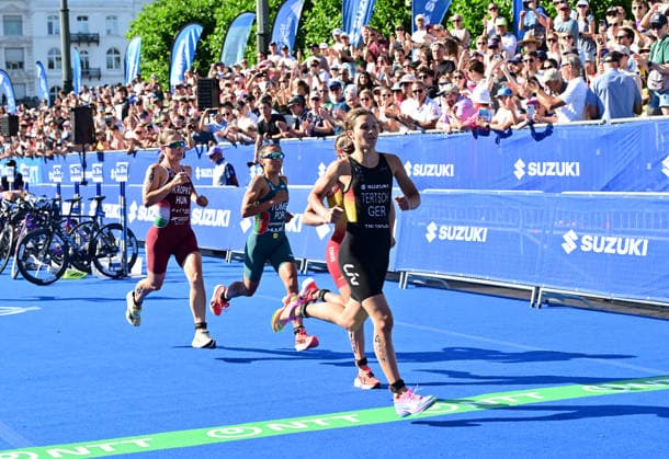 12.07.2026, GER, Triathlon, Hamburg Wasser World Triathlon, Elite Mixed Relay,Hamburg das Feld der ersten Staffel beim Laufen Lisa Tertsch (GER) beim Laufen auf dem Rathausmarkt *** July 12, 2026, GER, Triathlon, Hamburg Wasser World Triathlon, Elite Mixed Relay, Hamburg: The first relay team on the run; Lisa Tertsch (GER) running on the Rathausmarkt nordphotoxGmbH xWitke nph00002