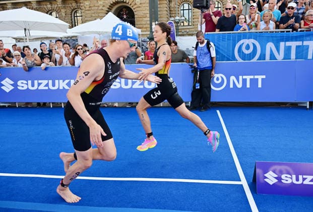 12.07.2026, GER, Triathlon, Hamburg Wasser World Triathlon, Elite Mixed Relay,Hamburg das Feld der ersten Staffel beim Laufen Lisa Tertsch (GER) beim Laufen auf dem Rathausmarkt uebergiebt die Staffel an Valentin Wernz (GER) *** July 12, 2026, GER, Triathlon, Hamburg Wasser World Triathlon, Elite Mixed Relay, Hamburg: The field of the first relay team during the run; Lisa Tertsch (GER) passes the baton to Valentin Wernz (GER) while running on the Rathausmarkt. nordphotoxGmbH xWitke nph00002