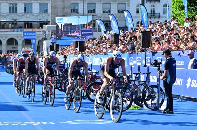 12.07.2026, GER, Triathlon, Hamburg Wasser World Triathlon, Elite Mixed Relay,Hamburg das Feld der zweiten Staffel auf dem Fahrrad auf dem Rathausmarkt *** July 12, 2026, GER, Triathlon, Hamburg Wasser World Triathlon, Elite Mixed Relay, Hamburg: The second leg of the relay on bicycles at Rathausmarkt nordphotoxGmbH xWitke nph00002