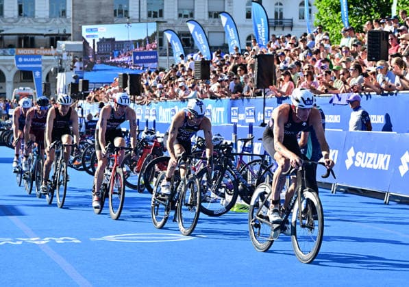 12.07.2026, GER, Triathlon, Hamburg Wasser World Triathlon, Elite Mixed Relay,Hamburg das Feld der zweiten Staffel auf dem Fahrrad auf dem Rathausmarkt *** July 12, 2026, GER, Triathlon, Hamburg Wasser World Triathlon, Elite Mixed Relay, Hamburg: The second leg of the relay on bicycles at Rathausmarkt nordphotoxGmbH xWitke nph00002