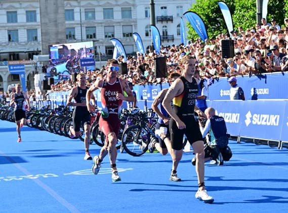 12.07.2026, GER, Triathlon, Hamburg Wasser World Triathlon, Elite Mixed Relay,Hamburg das Feld der zweiten Staffel beim Laufen auf dem Rathausmarkt Valentin Wernz (GER) *** July 12, 2026, GER, Triathlon, Hamburg Wasser World Triathlon, Elite Mixed Relay, Hamburg: The second leg of the relay race on the Rathausmarkt. Valentin Wernz, GER nordphotoxGmbH xWitke nph00002