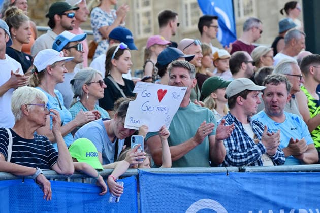 12.07.2026, GER, Triathlon, Hamburg Wasser World Triathlon, Elite Mixed Relay,Hamburg das Feld der zweiten Staffel beim Laufen auf dem Rathausmarkt Feature Fans des Deutschland Teams *** July 12, 2026, GER, Triathlon, Hamburg Wasser World Triathlon, Elite Mixed Relay, Hamburg: The second leg of the relay race on the Rathausmarkt, featuring fans of the German team nordphotoxGmbH xWitke nph00002