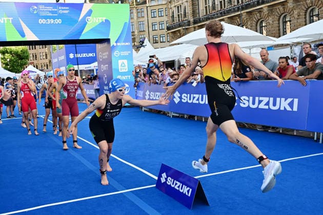 12.07.2026, GER, Triathlon, Hamburg Wasser World Triathlon, Elite Mixed Relay,Hamburg das Feld der zweiten Staffel beim Laufen auf dem Rathausmarkt Valentin Wernz (GER) übergibt die Staffel an Franka Rus (GER) *** July 12, 2026, GER, Triathlon, Hamburg Wasser World Triathlon, Elite Mixed Relay, Hamburg: During the second leg of the relay on the Rathausmarkt, Valentin Wernz (GER) hands off to Franka Rus (GER) nordphotoxGmbH xWitke nph00002