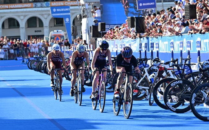 12.07.2026, GER, Triathlon, Hamburg Wasser World Triathlon, Elite Mixed Relay,Hamburg das Feld der dritten Staffel auf dem Fahrrad auf dem Rathausmarkt *** July 12, 2026, GER, Triathlon, Hamburg Wasser World Triathlon, Elite Mixed Relay, Hamburg: The third relay team on their bikes at Rathausmarkt nordphotoxGmbH xWitke nph00002