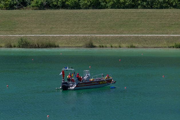 Ueber die Sicherheit der Teilnehmer wacht ein Boot der DLRG - Deutsche Lebens-Rettungs-Gesellschaft e.V. GER, Drachenboot - Europameisterschaften Muenchen - Oberschleissheim, 12.07.2026 Foto: HMB Media Heike Feiner *** A boat from the DLRG (German Life Saving Association, e.V., GER) monitors the safety of the participants at the European Dragon Boat Championships in Munich-Oberschleissheim, July 12, 2026. Photo: HMB Media, Heike Feiner Copyright: HMBxMedia HeikexFeiner