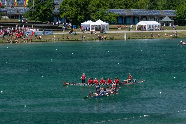Die Boote mit den Nationalteams der Premier Woman von Ungarn und der Tschechei machen sich fuer den Start des 2000 Meter - Rennens bereit GER, Drachenboot - Europameisterschaften Muenchen - Oberschleissheim, 12.07.2026 Foto: HMB Media Heike Feiner *** The boats carrying the national teams from Hungary and the Czech Republic in the Premier Woman division are getting ready for the start of the 2,000-meter race. GER, European Dragon Boat Championships, Munich-Oberschleissheim, July 12, 2026. Photo: HMB Media, Heike Feiner Copyright: HMBxMedia HeikexFeiner