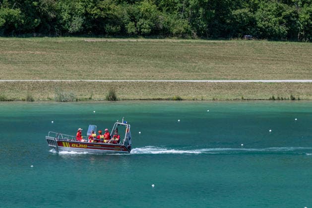 Ueber die Sicherheit der Teilnehmer wacht ein Boot der DLRG - Deutsche Lebens-Rettungs-Gesellschaft e.V. GER, Drachenboot - Europameisterschaften Muenchen - Oberschleissheim, 12.07.2026 Foto: HMB Media Heike Feiner *** A boat from the DLRG (German Life Saving Association, e.V., GER) monitors the safety of the participants at the European Dragon Boat Championships in Munich-Oberschleissheim, July 12, 2026. Photo: HMB Media, Heike Feiner Copyright: HMBxMedia HeikexFeiner