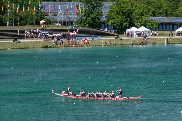 Die Boote mit den Nationalteams - hier die Norwegerinnen in der Klasse 24u Frauen - machen sich fuer den Start des 2000 Meter - Rennens bereit GER, Drachenboot - Europameisterschaften Muenchen - Oberschleissheim, 12.07.2026 Foto: HMB Media Heike Feiner *** The boats carrying the national teams—here, the Norwegian women s team in the Women s Under-24 class—are getting ready for the start of the 2,000-meter race. GER, European Dragon Boat Championships, Munich-Oberschleissheim, July 12, 2026. Photo: HMB Media, Heike Feiner Copyright: HMBxMedia HeikexFeiner