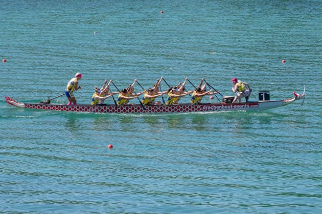 Das Boot der Ukraine fuehrt das 2000 Meter - Rennen in der Klasse Premier Woman an GER, Drachenboot - Europameisterschaften Muenchen - Oberschleissheim, 12.07.2026 Foto: HMB Media Heike Feiner *** The Ukrainian boat leads the 2,000-meter race in the Premier Woman class against GER at the European Dragon Boat Championships in Munich-Oberschleissheim, July 12, 2026. Photo: HMB Media, Heike Feiner Copyright: HMBxMedia HeikexFeiner