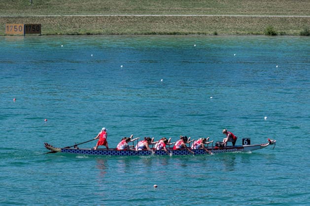 Das polnische Boot im 2000 Meter - Rennen in der Klasse Premier Woman GER, Drachenboot - Europameisterschaften Muenchen - Oberschleissheim, 12.07.2026 Foto: HMB Media Heike Feiner *** The Polish boat in the 2,000-meter race in the Premier Woman GER class at the European Dragon Boat Championships in Munich-Oberschleissheim, July 12, 2026. Photo: HMB Media, Heike Feiner Copyright: HMBxMedia HeikexFeiner
