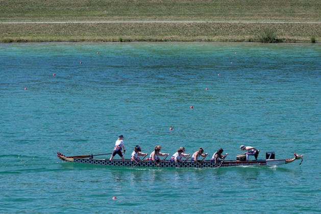 Das Boot von Grossbritannien im 2000 Meter - Rennen in der Klasse Premier Woman GER, Drachenboot - Europameisterschaften Muenchen - Oberschleissheim, 12.07.2026 Foto: HMB Media Heike Feiner *** The Great Britain boat in the 2,000-meter race in the Premier Woman GER class, European Dragon Boat Championships, Munich-Oberschleissheim, July 12, 2026. Photo: HMB Media, Heike Feiner Copyright: HMBxMedia HeikexFeiner