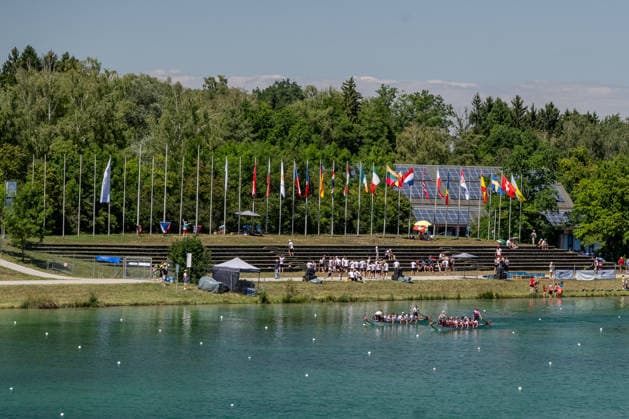 Die Boote mit den Nationalteams der Premier Woman machen sich fuer den Start des 2000 Meter - Rennens bereit, dahinter die Tribuene auf der Gegengerade der Strecke GER, Drachenboot - Europameisterschaften Muenchen - Oberschleissheim, 12.07.2026 Foto: HMB Media Heike Feiner *** The boats carrying the Premier Woman national teams are getting ready for the start of the 2,000-meter race; behind them are the stands on the back straight of the GER course at the European Dragon Boat Championships in Munich-Oberschleissheim, July 12, 2026 Photo: HMB Media, Heike Feiner Copyright: HMBxMedia HeikexFeiner