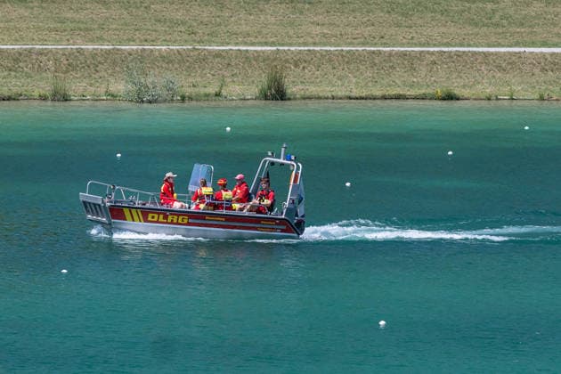 Ueber die Sicherheit der Teilnehmer wacht ein Boot der DLRG - Deutsche Lebens-Rettungs-Gesellschaft e.V. GER, Drachenboot - Europameisterschaften Muenchen - Oberschleissheim, 12.07.2026 Foto: HMB Media Heike Feiner *** A boat from the DLRG (German Life Saving Association, e.V., GER) monitors the safety of the participants at the European Dragon Boat Championships in Munich-Oberschleissheim, July 12, 2026. Photo: HMB Media, Heike Feiner Copyright: HMBxMedia HeikexFeiner