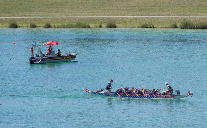 Das tschechische Boot im 2000 Meter - Rennen in der Klasse Senior C Woman, dahinter ein Boot der DLRG GER, Drachenboot - Europameisterschaften Muenchen - Oberschleissheim, 12.07.2026 Foto: HMB Media Heike Feiner *** The Czech boat in the 2,000-meter race in the Senior C Women s class, with a boat from DLRG GER behind it, European Dragon Boat Championships, Munich-Oberschleissheim, July 12, 2026. Photo: HMB Media, Heike Feiner Copyright: HMBxMedia HeikexFeiner