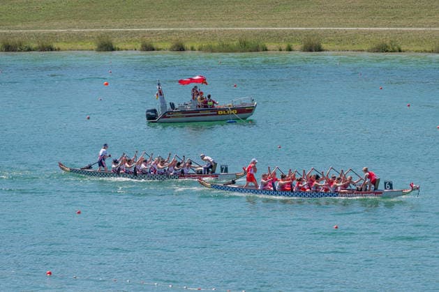 Ein Kopf-an-Kopf - Rennen der Boote aus Grossbritannien links und Polen rechts im 2000 Meter-Rennen in der Klasse Premier Woman GER, Drachenboot - Europameisterschaften Muenchen - Oberschleissheim, 12.07.2026 Foto: HMB Media Heike Feiner *** A neck-and-neck race between the boats from Great Britain (left) and Poland (right) in the 2,000-meter race in the Premier Woman GER class at the European Dragon Boat Championships in Munich-Oberschleissheim, July 12, 2026. Photo: HMB Media, Heike Feiner Copyright: HMBxMedia HeikexFeiner