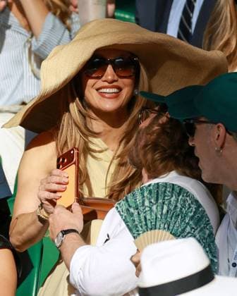 Andrew Garfield passes a phone to Jennifer Lopez in the crowd on Centre Court Wimbledon Tennis Championships, Day 14, The All England Lawn Tennis and Croquet Club, London, UK - 12 Jul 2026London The All England Lawn Tennis and United Kingdom  Copyright: xJamesxMarsh Shutterstockx 16981035gu