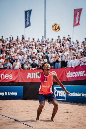 Beachvolleyball Männer Allianz German Beach Tour 2026 Tourstop München 12.07.2026 Joadel Genevieve-Gardoque (Frankreich) macht einen Skyball als Aufschlag München Zentraler Hochschulsport: Beach- Bayern Deutschland *** Men s Beach Volleyball: Allianz German Beach Tour 2026, Munich Stop, July 12, 2026. Joadel Genevieve Gardoque of France hits a skyball on serve. Munich Central University Sports, Beach Bayern, Germany