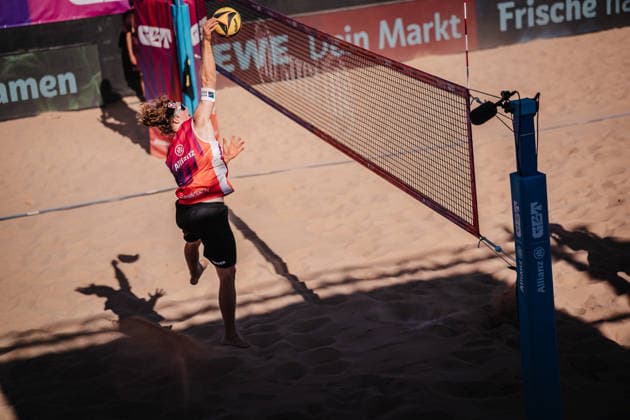 Beachvolleyball Männer Allianz German Beach Tour 2026 Tourstop München 12.07.2026 Tim Berger (Österreich) beim Angriff München Zentraler Hochschulsport: Beach- Bayern Deutschland *** Men s Beach Volleyball: Allianz German Beach Tour 2026, Munich Stop, July 12, 2026; Tim Berger (Austria) on the attack; Munich Central University Sports; Beach Bayern; Germany