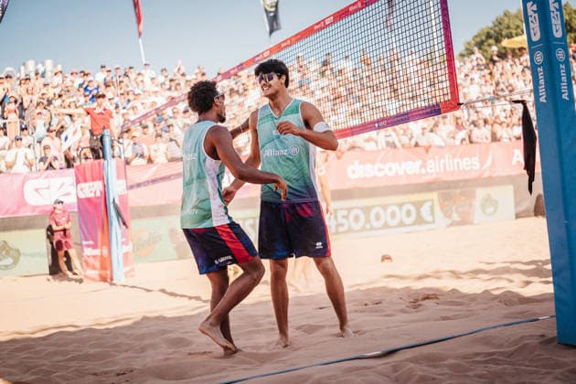 Beachvolleyball Männer Allianz German Beach Tour 2026 Tourstop München 12.07.2026 v.l. Joadel Genevieve-Gardoque (Frankreich) und Elouan Chouikh-Barbez (Frankreich) jubeln nach dem Sieg des Turniers in München München Zentraler Hochschulsport: Beach- Bayern Deutschland *** Men s Beach Volleyball: Allianz German Beach Tour 2026, Munich Stop, July 12, 2026. From left: Joadel Genevieve Gardoque of France and Elouan Chouikh Barbez of France celebrate after winning the tournament in Munich. Munich Central University Sports, Beach Bayern, Germany