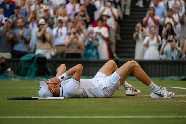 Tennis - Wimbledon Championship 2026 - Day 14 LONDON, ENGLAND - Sunday, July 12, 2026: Jannik Sinner (ITA) collapses to the turf as he celebrates winning the Gentlemen s Singles Final match on Day Fourteen of The Championships Wimbledon 2026 at the All England Lawn Tennis and Croquet Club. (Photo by Kirsten Holst Propaganda) LONDON All England Lawn Tennis and Croq GREATER LONDON ENGLAND  Copyright: xKirstenxHolstx 2026-07-12-067-Wimbledon_Day_14