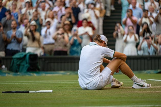 Tennis - Wimbledon Championship 2026 - Day 14 LONDON, ENGLAND - Sunday, July 12, 2026: Jannik Sinner (ITA) collapses to the turf as he celebrates winning the Gentlemen s Singles Final match on Day Fourteen of The Championships Wimbledon 2026 at the All England Lawn Tennis and Croquet Club. (Photo by Kirsten Holst Propaganda) LONDON All England Lawn Tennis and Croq GREATER LONDON ENGLAND  Copyright: xKirstenxHolstx 2026-07-12-068-Wimbledon_Day_14