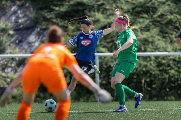 Fußball I Frauen I Freundschaftsspiel I DJK Arminia Ibbenbüren - DSC Arminia Bielefeld I 12.07.2026 Inci Fenu (17, DSC Arminia Bielefeld) flankt den Ball. Ibbenbüren Sportzentrum Schierloh NRW Deutschland *** Soccer I Women s I Friendly Match I DJK Arminia Ibbenbüren vs. DSC Arminia Bielefeld I July 12, 2026 Inci Fenu 17, DSC Arminia Bielefeld crosses the ball Ibbenbüren Schierloh Sports Center, North Rhine-Westphalia, Germany Copyright: xLobeca CedricxSiefkerx