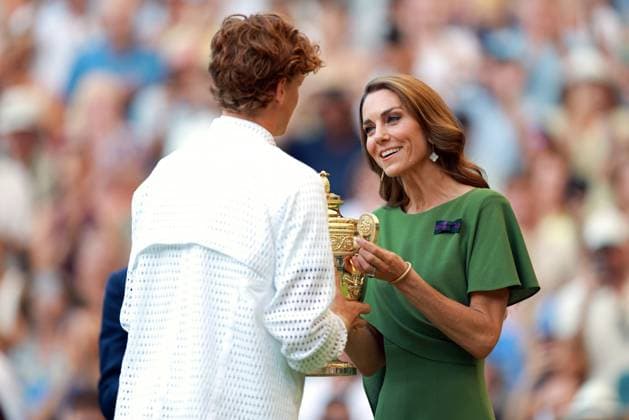 Sport Bilder des Tages Catherine Princess of Wales presents the winners trophy to Jannik Sinner Wimbledon Tennis Championships, Day 14, The All England Lawn Tennis and Croquet Club, London, UK - 12 Jul 2026London The All England Lawn Tennis and United Kingdom  Copyright: xJamesxMarsh Shutterstockx 16981035iy
