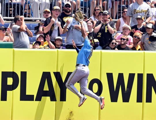 Sport Bilder des Tages The baseball bounces off the side of Milwaukee Brewers left fielder Jackson Chourio (11) glove as he leaps into the air attempting to make the catch on Pittsburgh Pirates Henry Davis homer at PNC Park on Sunday, July 12, 2026 in Pittsburgh.  PIT2026071213 ArchiexCarpenter