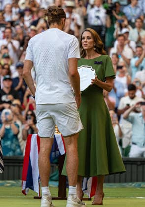 Tennis - Wimbledon Championship 2026 - Day 14 LONDON, ENGLAND - Sunday, July 12, 2026: Catherine Windsor, nÃ e Middleton, presents the runner s-up trophy after to Alexander Zverev (GER) during the Gentlemen s Singles Final match on Day Fourteen of The Championships Wimbledon 2026 at the All England Lawn Tennis and Croquet Club. (Photo by Kirsten Holst Propaganda) LONDON All England Lawn Tennis and Croq GREATER LONDON ENGLAND  Copyright: xKirstenxHolstx 2026-07-12-085-Wimbledon_Day_14