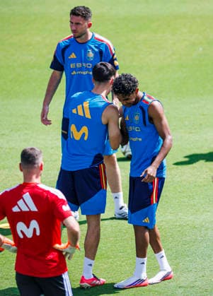 Spain national team, Nationalteam World Cup 12 07 2026 Fabian Ruiz of Spain (L) and Lamine Yamal of Spain (R) during the Spanish national team s training session at Cotton Bowl in Dallas, United States of America on July 12, 2026. Photo (PGS Photo Agency) Dallas usa Copyright: xPGSxPhotoxAgencyx