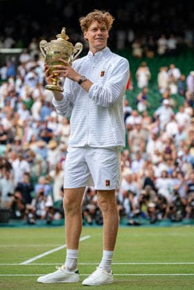 Tennis - Wimbledon Championship 2026 - Day 14 LONDON, ENGLAND - Sunday, July 12, 2026: Jannik Sinner (ITA) celebrates with the trophy after winning the Gentlemen s Singles Final match on Day Fourteen of The Championships Wimbledon 2026 at the All England Lawn Tennis and Croquet Club. (Photo by Kirsten Holst Propaganda) LONDON All England Lawn Tennis and Croq GREATER LONDON ENGLAND  Copyright: xKirstenxHolstx 2026-07-12-091-Wimbledon_Day_14