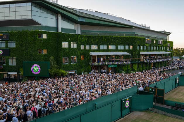 Sport Bilder des Tages Tennis - Wimbledon Championship 2026 - Day 14 LONDON, ENGLAND - Sunday, July 12, 2026: Jannik Sinner (ITA) celebrates with the trophy in front of spectators on the balcony of the clubhouse after winning the Gentlemen s Singles Final match on Day Fourteen of The Championships Wimbledon 2026 at the All England Lawn Tennis and Croquet Club. (Photo by Kirsten Holst Propaganda) LONDON All England Lawn Tennis and Croq GREATER LONDON ENGLAND  Copyright: xKirstenxHolstx 2026-07-12-096-Wimbledon_Day_14