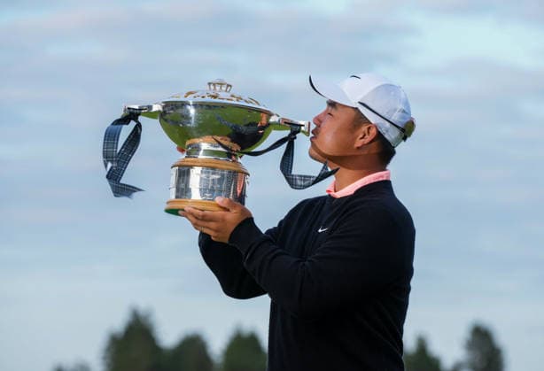 Tom Kim of South Korea lifts the Genesis Scottish Open Golf Winner s Quaich. Genesis Scottish Open, Golf, The Renaissance Club, North Berwick, Scotland, UK - 12 Jul 2026North Berwick The Renaissance Club Scotland United Kingdom  Copyright: xShutterstockx 16984083cz