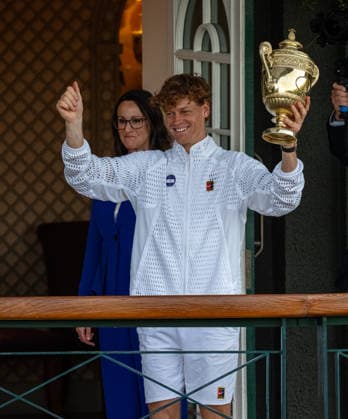 Tennis - Wimbledon Championship 2026 - Day 14 LONDON, ENGLAND - Sunday, July 12, 2026: Jannik Sinner (ITA) celebrates with the trophy on the balcony of the clubhouse after winning the Gentlemen s Singles Final match on Day Fourteen of The Championships Wimbledon 2026 at the All England Lawn Tennis and Croquet Club. (Photo by Kirsten Holst Propaganda) LONDON All England Lawn Tennis and Croq GREATER LONDON ENGLAND  Copyright: xKirstenxHolstx 2026-07-12-104-Wimbledon_Day_14