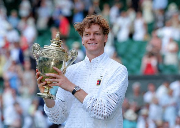 Sport Bilder des Tages RECORD DATE NOT STATED 12th July 2026; All England Lawn Tennis and Croquet Club, London, England; Wimbledon Tennis Tournament, Final Day; Jannik Sinner (ITA) celebrates lifting the Gentlemens Singles Trophy for the 2nd time back to back after defeating Alexander Zverev (GER) JohnxPatrickxFletcher