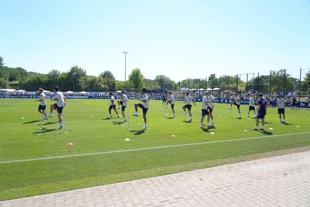 12.07.2026, Trainingsgelände, Zuzenhausen, TSG Hoffenheim Trainingsauftakt 2026 , im Bild Die Hoffenheimer Mannschaft macht sich warm. (Photo by Hasan Bratic DeFodi Images) - *** July 12, 2026, Training Ground, Zuzenhausen, TSG Hoffenheim Kicks Off 2026 Training Season; Pictured: The Hoffenheim team warming up. Photo by Hasan Bratic, DeFodi Images