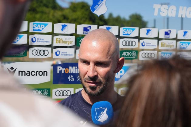 12.07.2026, Trainingsgelände, Zuzenhausen, TSG Hoffenheim Trainingsauftakt 2026 , im Bild Trainer Christian Ilzer (Hoffenheim) im Interview mit den Journalisten. (Photo by Hasan Bratic DeFodi Images) - *** July 12, 2026, Training Facility, Zuzenhausen, TSG Hoffenheim s 2026 Season Kickoff; pictured: Hoffenheim coach Christian Ilzer being interviewed by journalists. Photo by Hasan Bratic, DeFodi Images