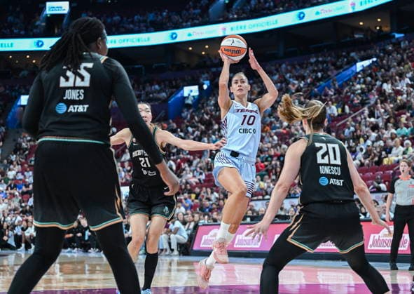 July 12, 2026, Montreal, Pq, Canada: Toronto Tempo s Maria Conde (10) takes a shot in the paint during first half WNBA, Basketball Damen, USA basketball action against the New York Liberty in Montreal, on Sunday, July 12, 2026. Canada News - July 12, 2026  - ZUMAc35_ 20260712_zaf_c35_021 Copyright: xGrahamxHughesx