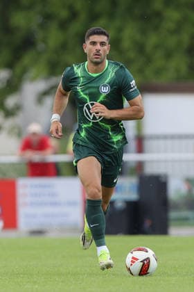 11.07.2026, xtgx, Fussball Testspiel, FSV Schöningen - VfL Wolfsburg emspor, v.l. Konstantinos Koulierakis (Wolfsburg, 4) Freisteller, Einzelbild, Ganzkoerper, single frame (DFL DFB REGULATIONS PROHIBIT ANY USE OF PHOTOGRAPHS as IMAGE SEQUENCES and or QUASI-VIDEO) Schöningen *** July 11, 2026, xtgx, soccer exhibition match, FSV Schöningen vs. VfL Wolfsburg, from left: Konstantinos Koulierakis (Wolfsburg), 4 free kicks, single frame, full body, single frame. DFL and DFB regulations prohibit any use of photographs as image sequences and or quasi-video. Schöningen