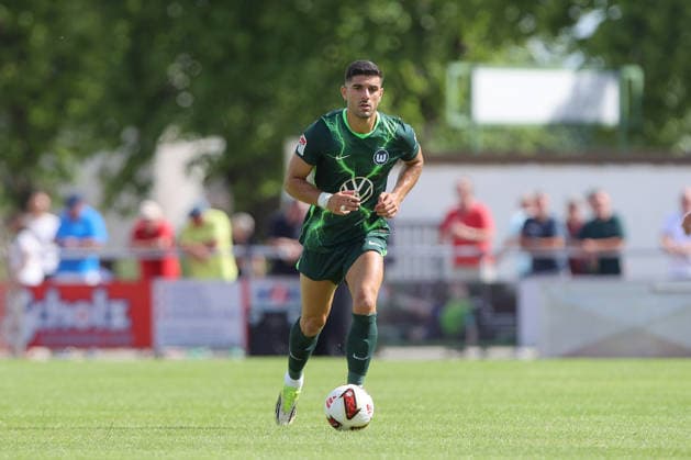 11.07.2026, xtgx, Fussball Testspiel, FSV Schöningen - VfL Wolfsburg emspor, v.l. Konstantinos Koulierakis (Wolfsburg, 4) Freisteller, Einzelbild, Ganzkoerper, single frame (DFL DFB REGULATIONS PROHIBIT ANY USE OF PHOTOGRAPHS as IMAGE SEQUENCES and or QUASI-VIDEO) Schöningen *** July 11, 2026, xtgx, soccer exhibition match, FSV Schöningen vs. VfL Wolfsburg, from left: Konstantinos Koulierakis (Wolfsburg), 4 free kicks, single frame, full body, single frame. DFL and DFB regulations prohibit any use of photographs as image sequences and or quasi-video. Schöningen